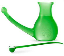 Load image into Gallery viewer, Green Nose Buddy næserensningsapparat med tilhørende ske, premium neti-kande fremstillet i Sverige